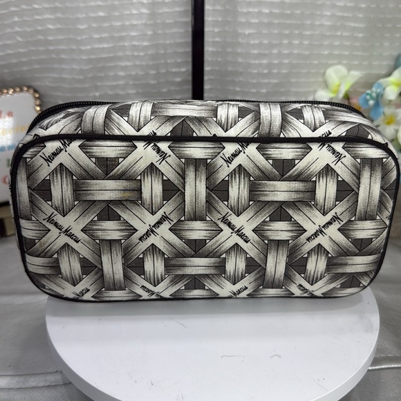 (E4) Vintage Neiman Marcus black straw print travel bag - Picture 5 of 12